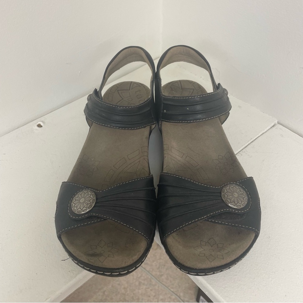 Taos Escape Black Medallion Supportive Sandals Size 8